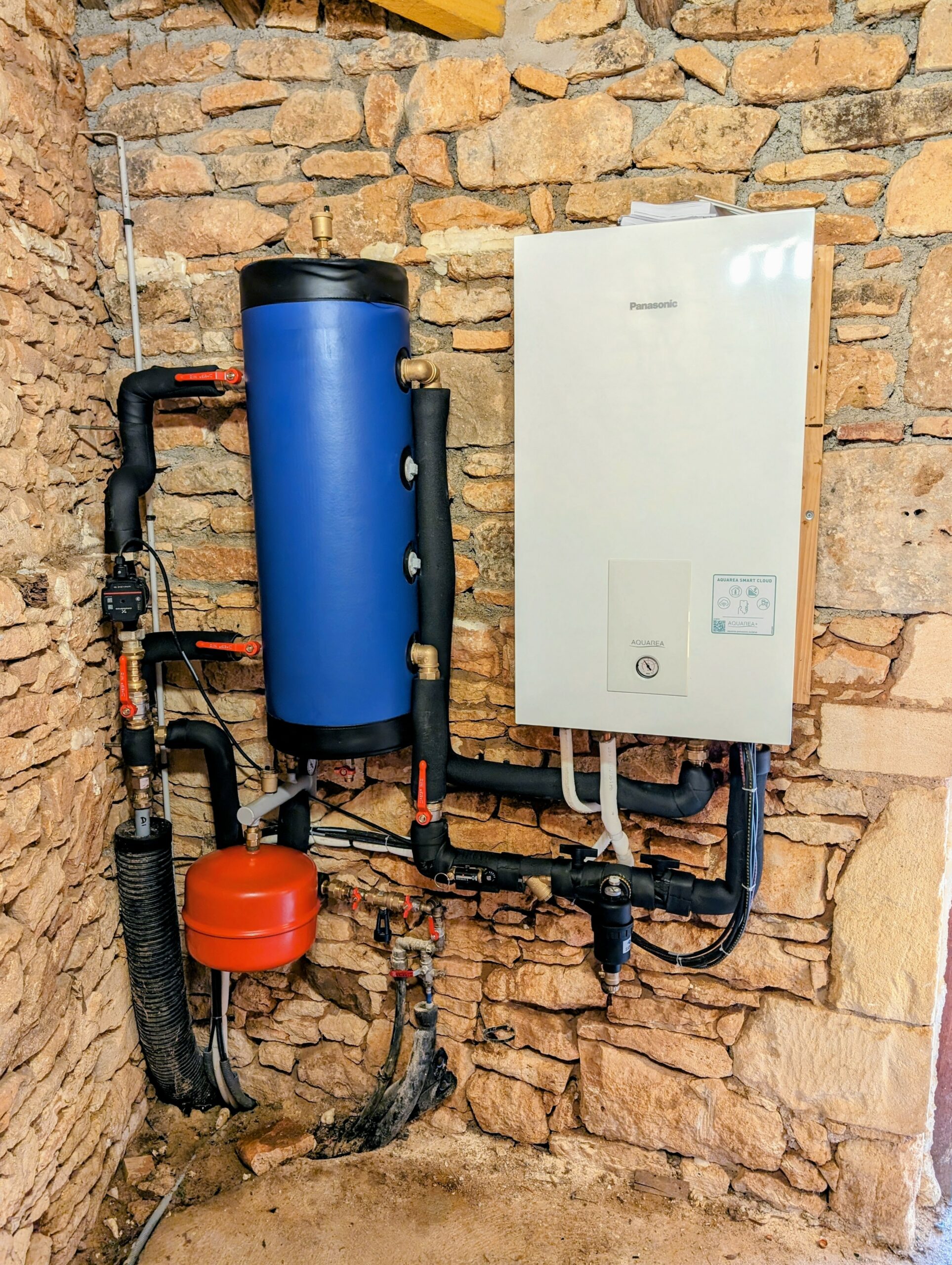 Installation PAC Air/Eau Panasonic avec ballon tampon, vase d’expansion et réseau hydraulique isolé.