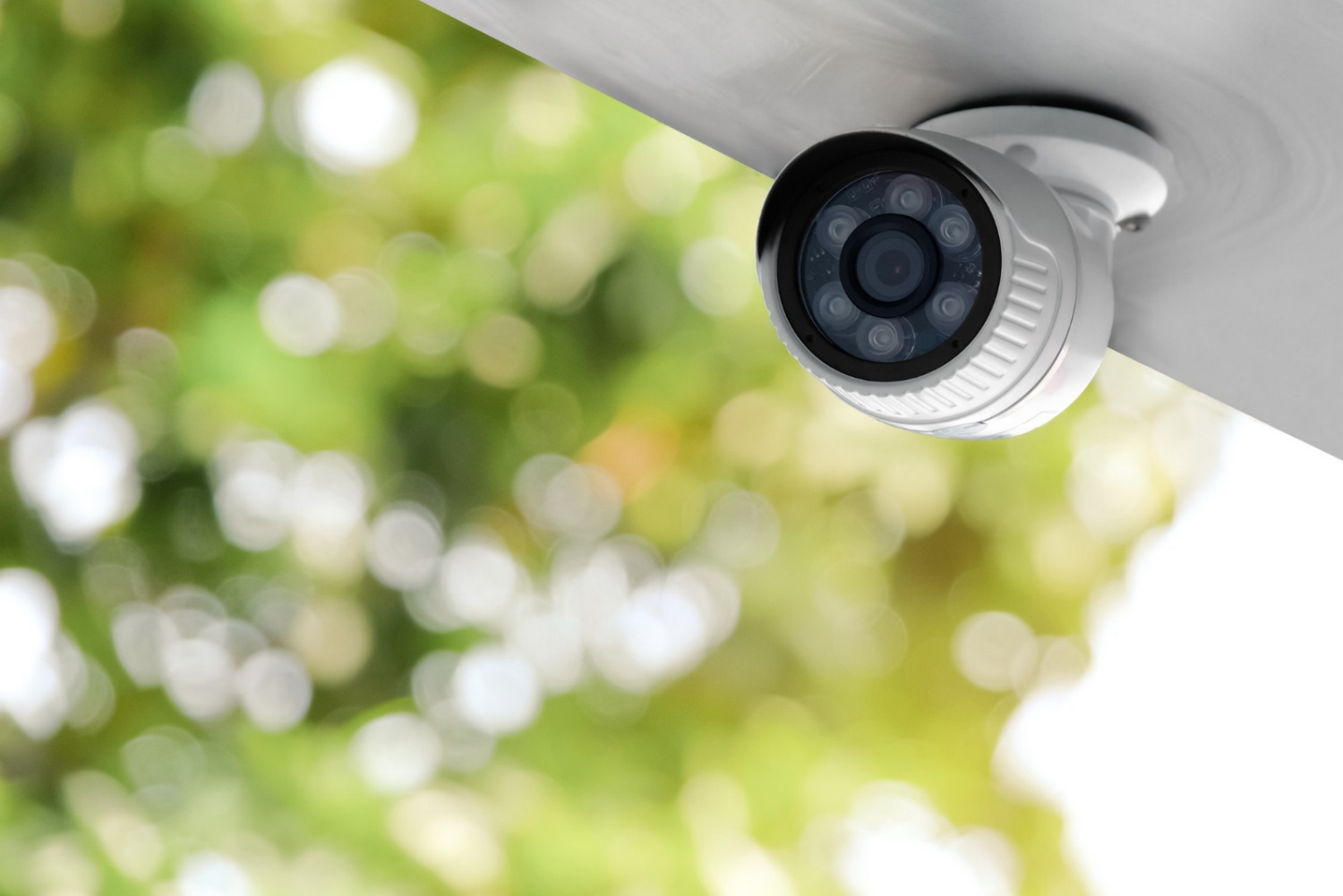 Caméra de surveillance extérieure installée sous un auvent pour renforcer la sécurité du domicile